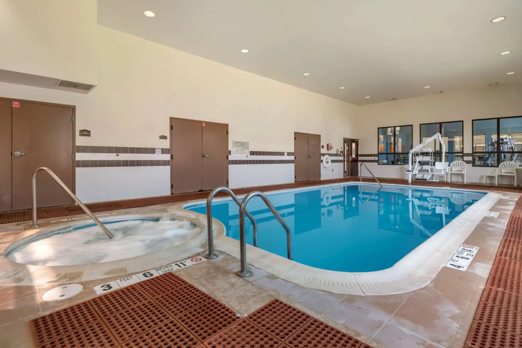 Comfort Inn & Suites Farmington - Victor