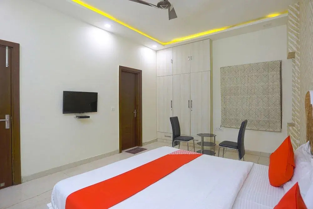 Oyo 41667 Paschim Vihar Inn