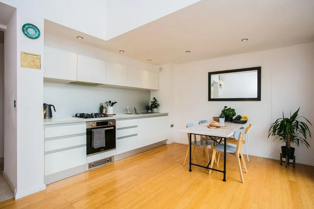 Beautiful 2-bedroom Flat With Balcony in E London