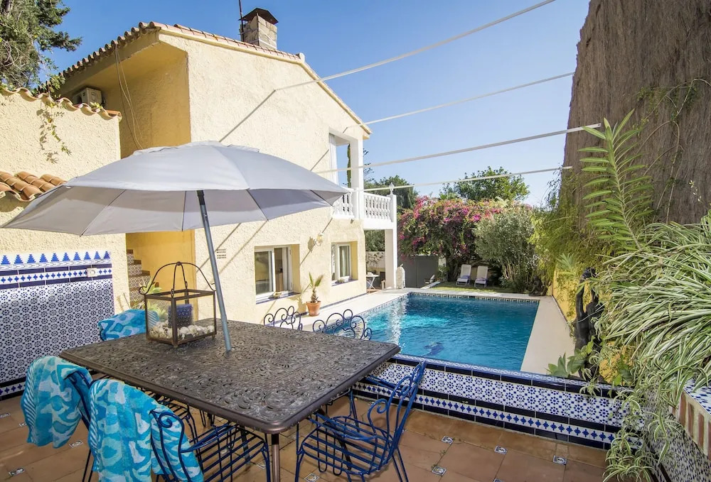 LG-Private villa and pool 100m to beach