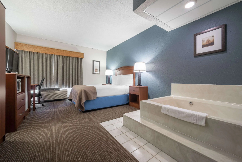 AmericInn by Wyndham Hutchinson