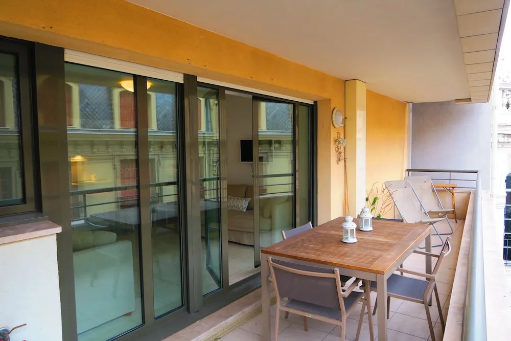 Lola Terrasse by Nestor&Jeeves