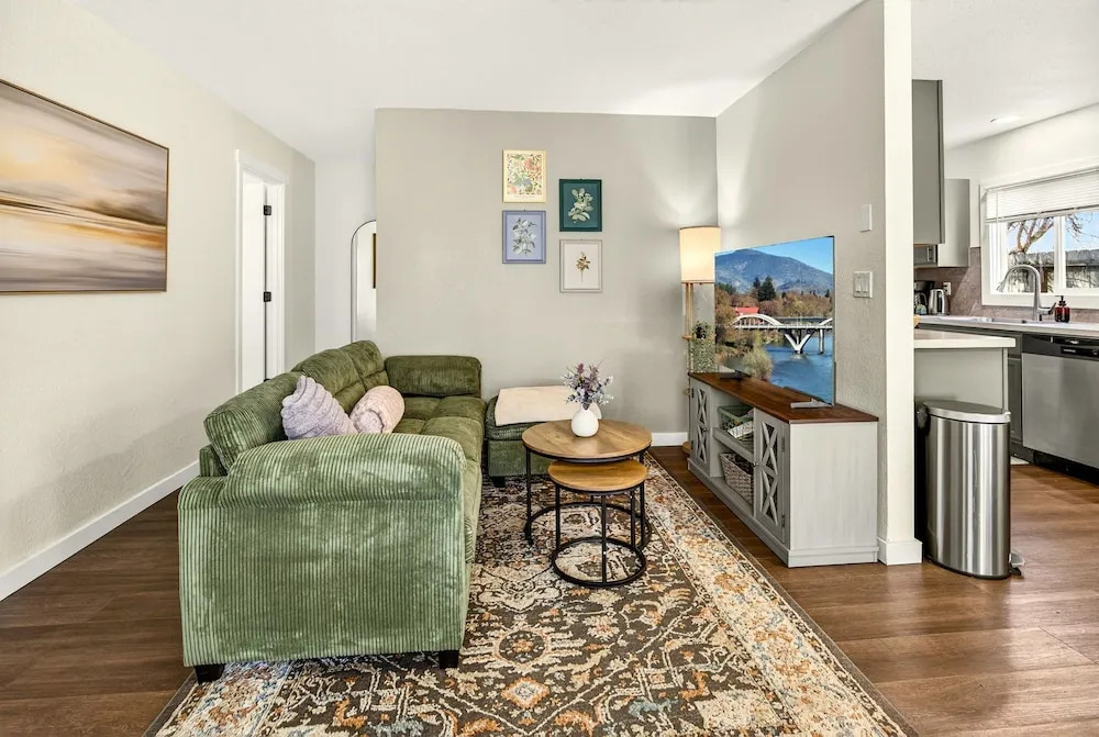 Basecamp GP- Private Unit in Quiet Duplex Near Downtown