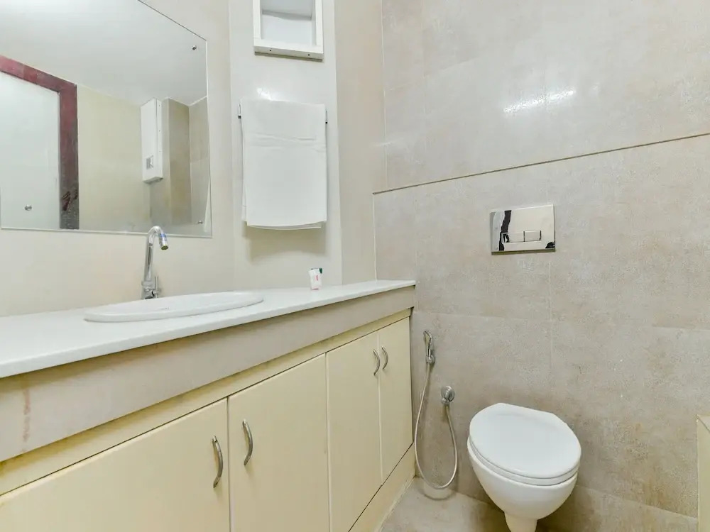 OYO 16663 Plaza Suites Hotel