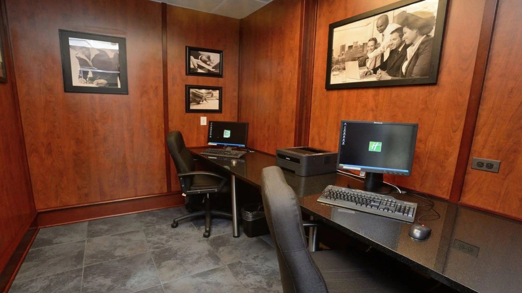 Holiday Inn Chicago Oakbrook by IHG