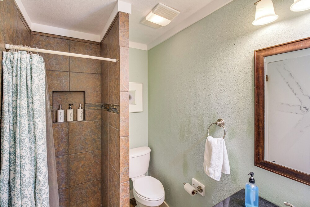 Walk to Beach! Pet-friendly Mustang Island Retreat