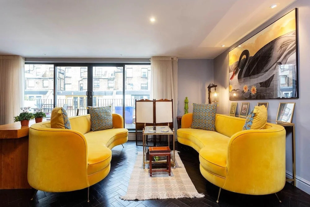 Queens Mews