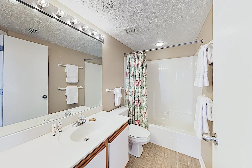 New Listing! Beachfront Corner Unit W/ Pools 3 Bedroom Condo