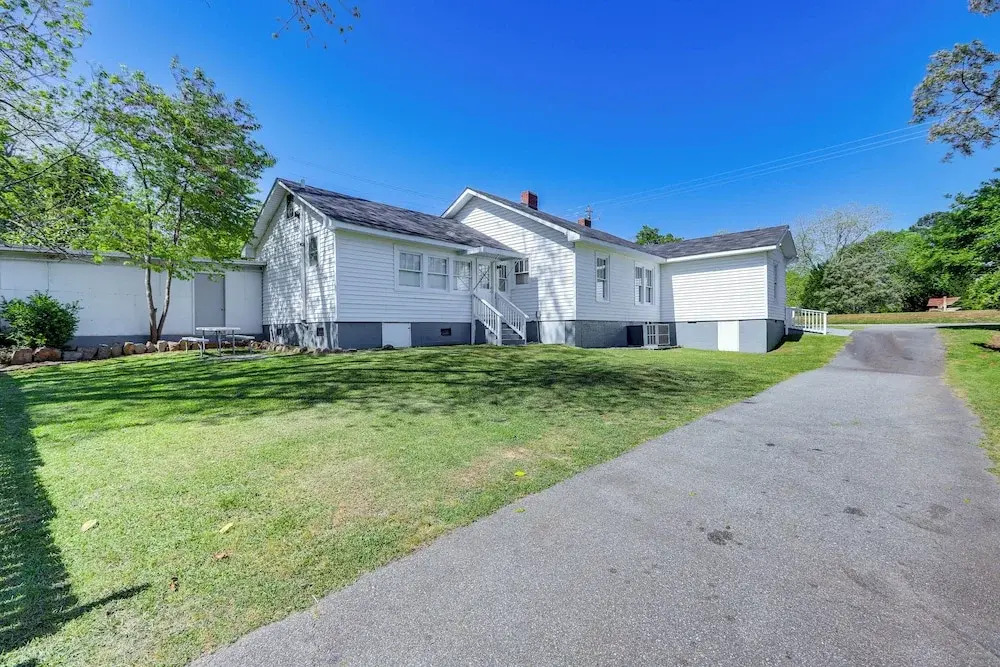 Main Street Home: 1 Mile to Callaway Gardens