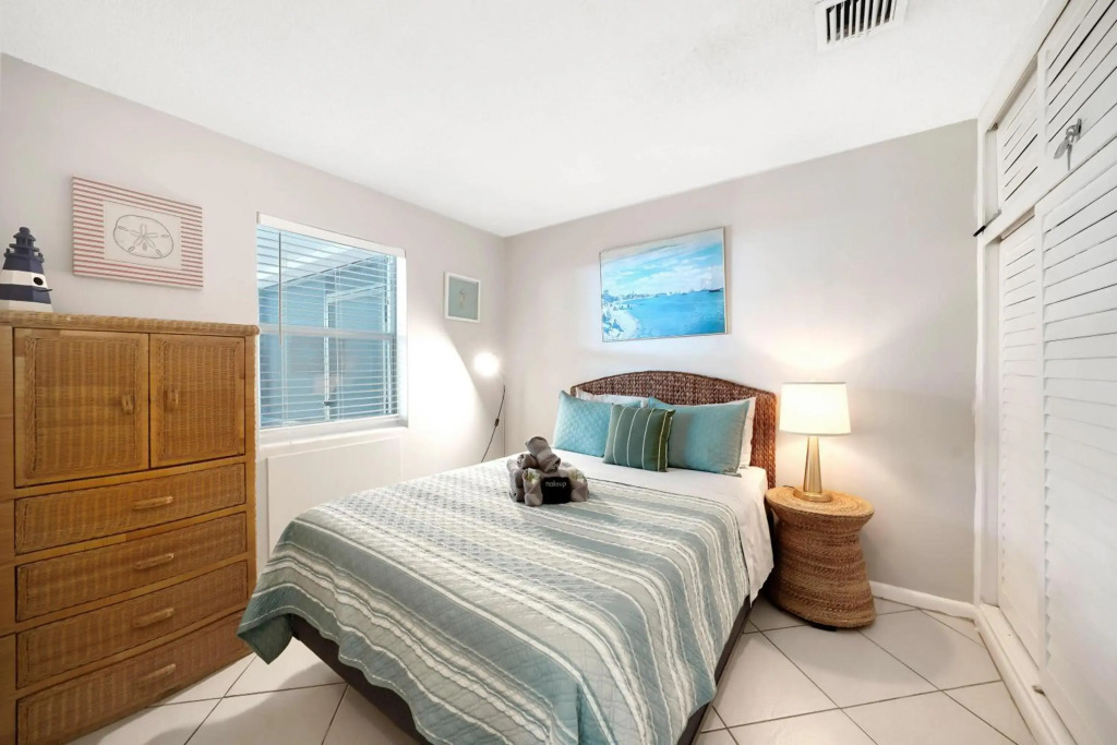 21 apartment 1 blk from beach unit 3