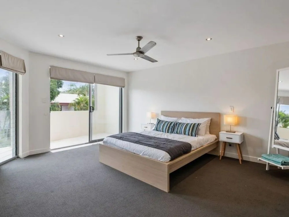 Luxury Townhouse 250m to the Beach