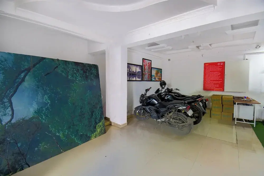 FabHotel Keshava Executive - Nr Mahadji Shinde Chhatri