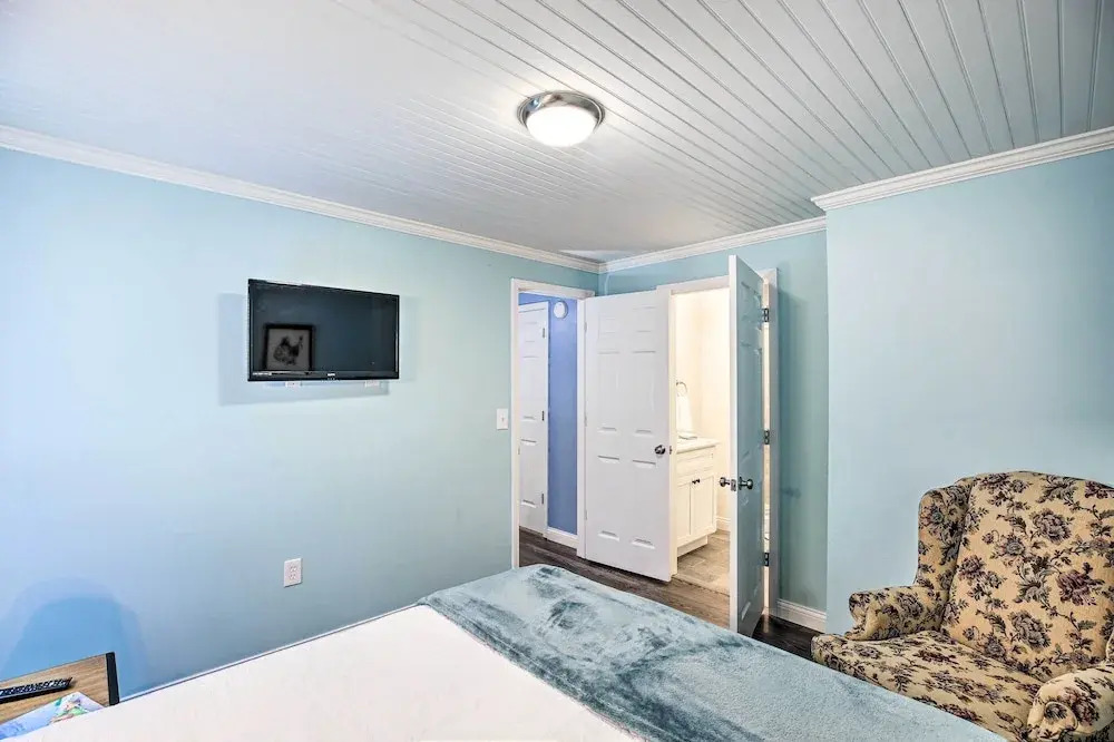 Updated Williamstown Apartment With Kitchen!