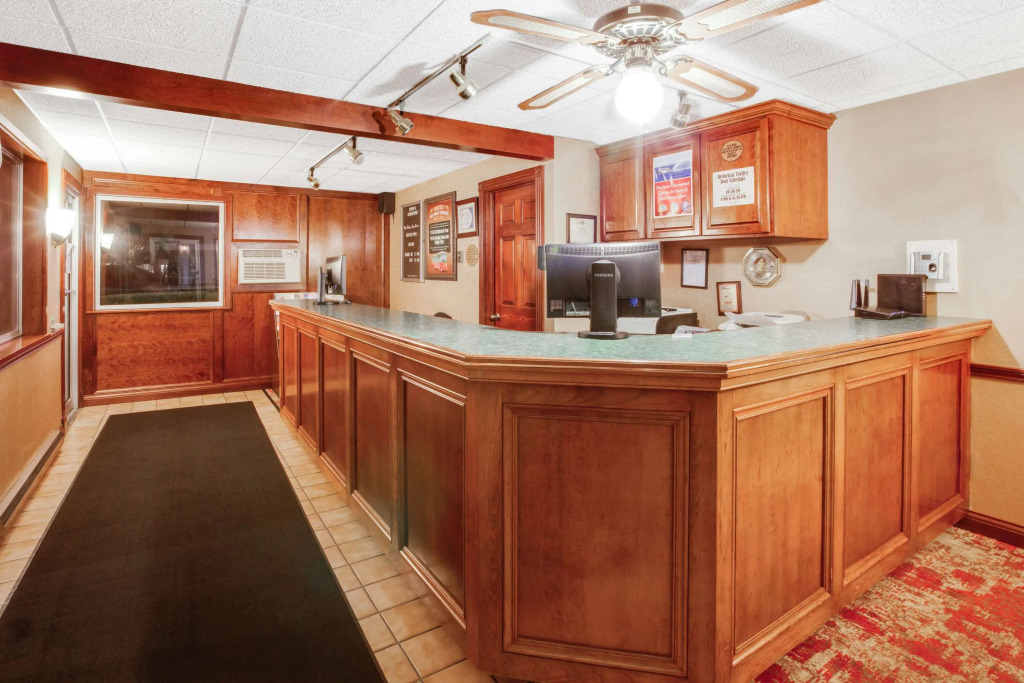 Super 8 Beachfront by Wyndham Mackinaw City, MI