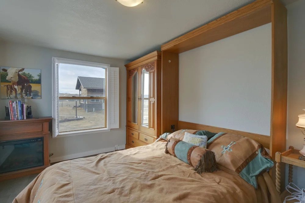 Jefferson Home w/ Mountain Views & Horse Pastures