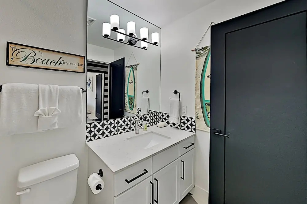 Chic Port A Escape W/ Big Balcony - Walk To Beach! 4 Bedroom Home