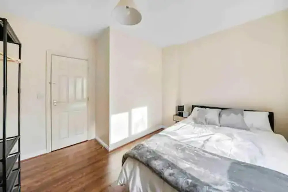 4 bed Townhouse- Free Parking
