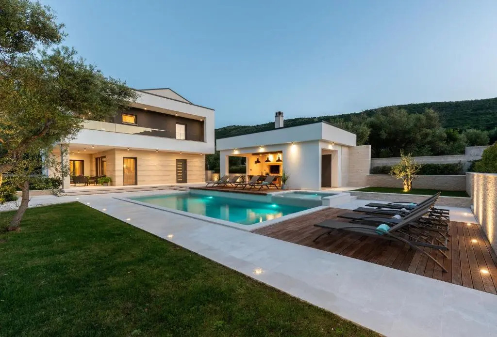 Luxurious Villa Laurea near Labin with Pool, Sauna & Sea View