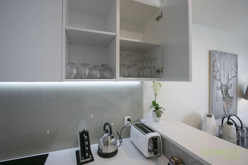 QV Spacious Bright Apartment with Balconies and Parking - 932