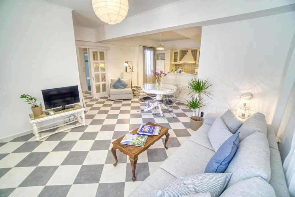 Stylish, Cozy 2-BDR Flat in Andros Town