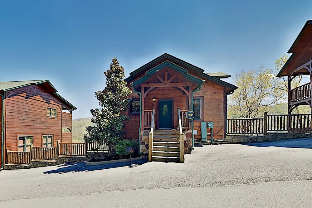 Gatlinburg Falls W/ Hot Tub & Big Views! 2 Bedroom Cabin