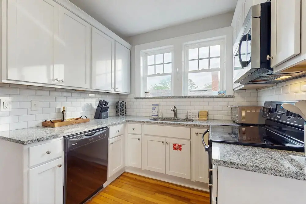 Spacious Duplex With Private Balcony, Washer & Dryer, and Wifi