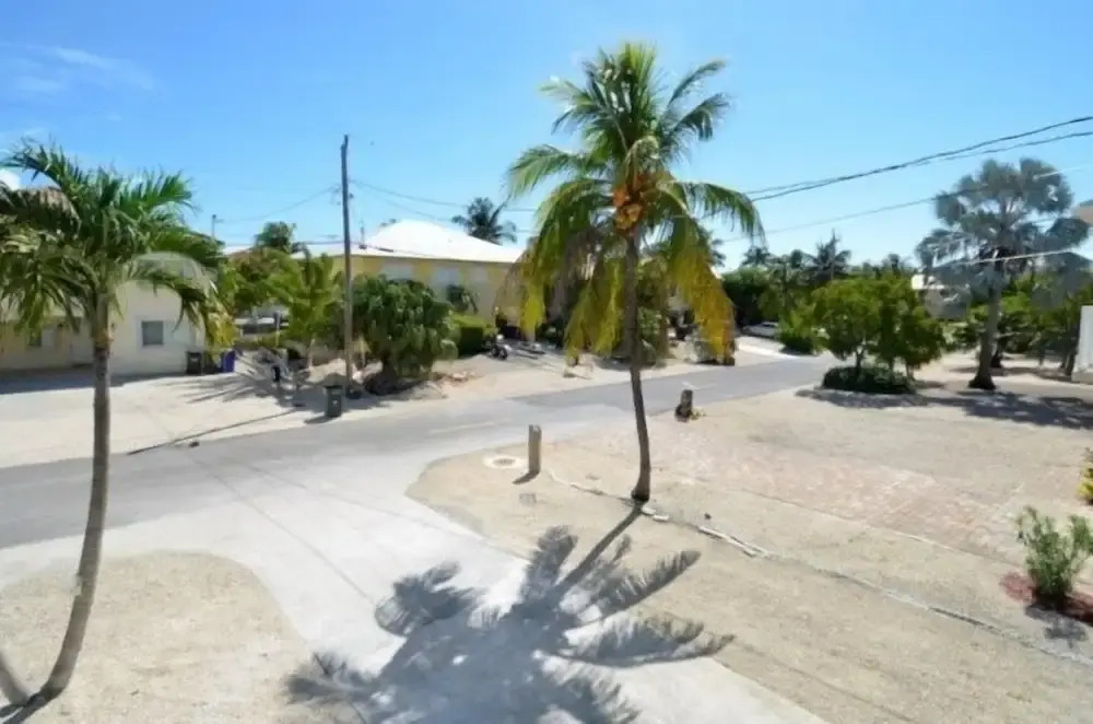 Beautifully Remodeled Roomy Single Family Stilt Home, 2 Bedroom Home by RedAwning