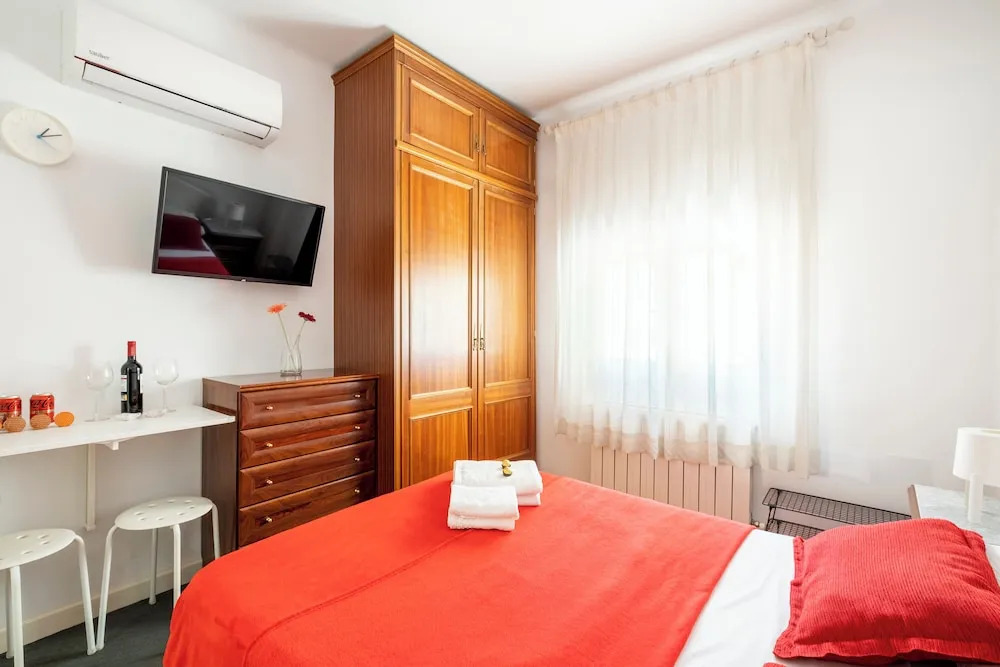 Madrid center room just 3 metro stops