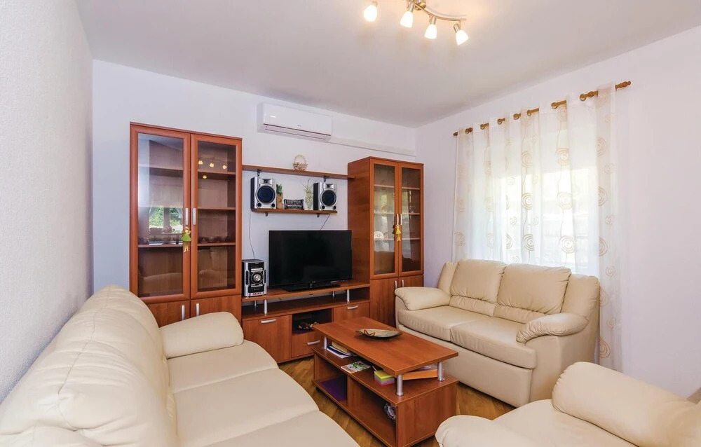 Stunning Home In Plat