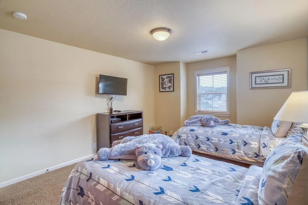 Spacious Outdoor Oasis with Hot Tub and Entertainment - Exquisite Beach Retreat