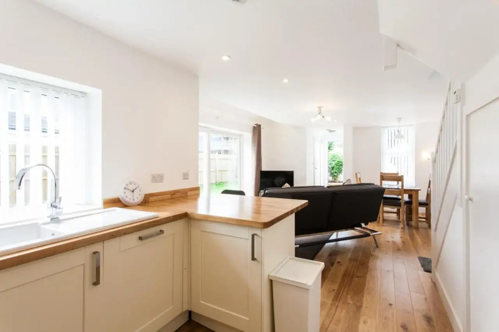 Superb Detached Coach House in Peaceful Location!