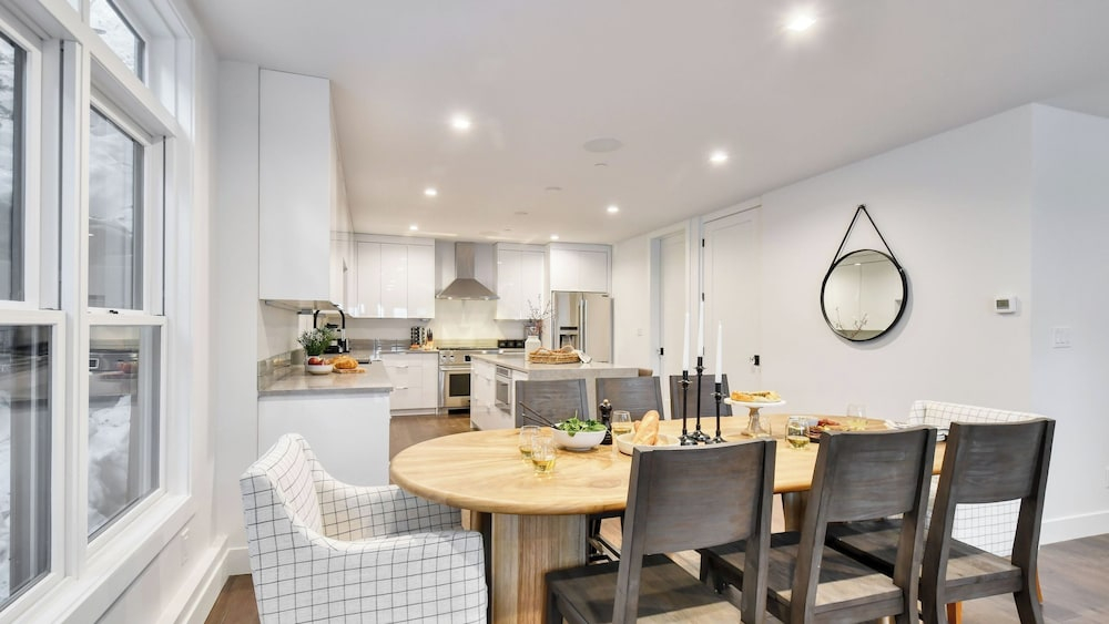 Webster by Avantstay Central Location w/ Hot Tub and Patio