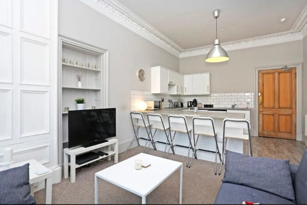 Homely & Spacious 4-bedroom Apartment by the Meadows