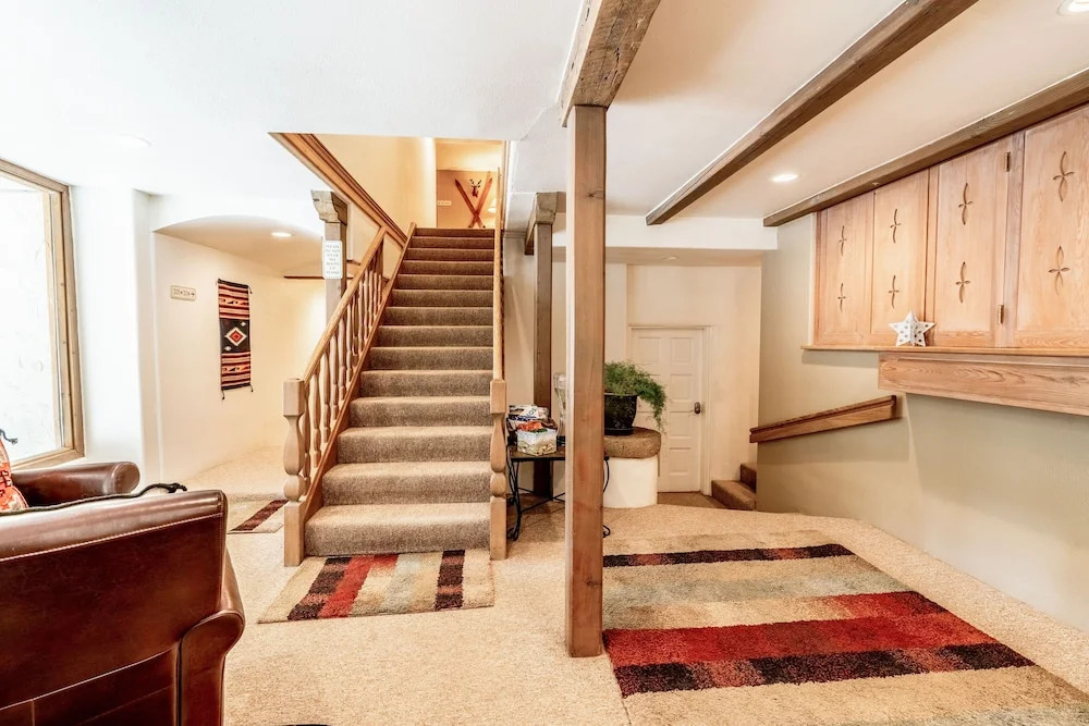 Stylish Powderhorn 1BR- Stroll to Ski Lift condo