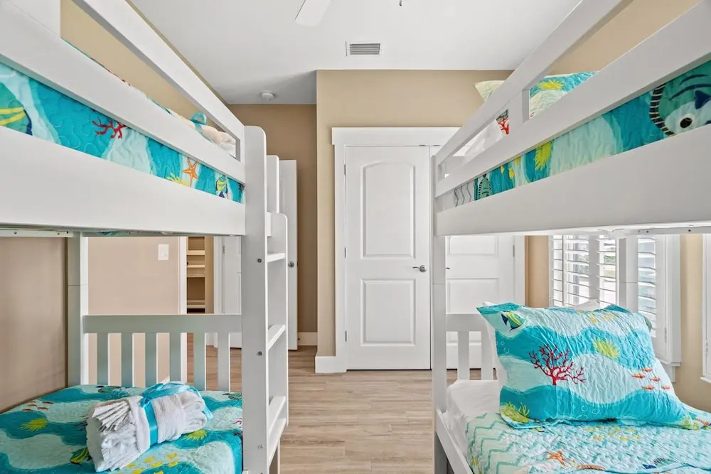 Charming Retreat, a Short Walk to Laguna Beach, with Room for 10