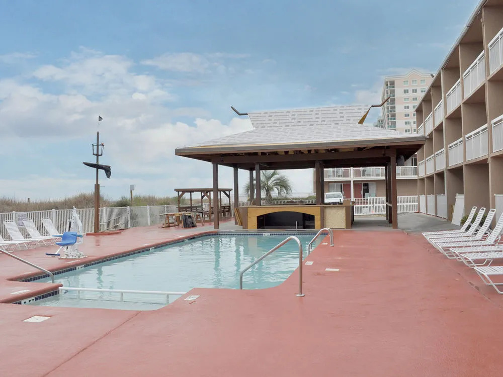 Castaway Beach Inn & Swim Up Bar