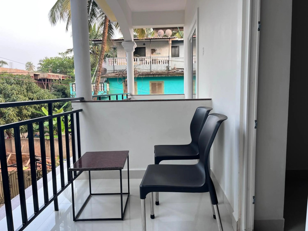 Morjim Sunset Guesthouse- Apartments with Kitchen & AC Rooms