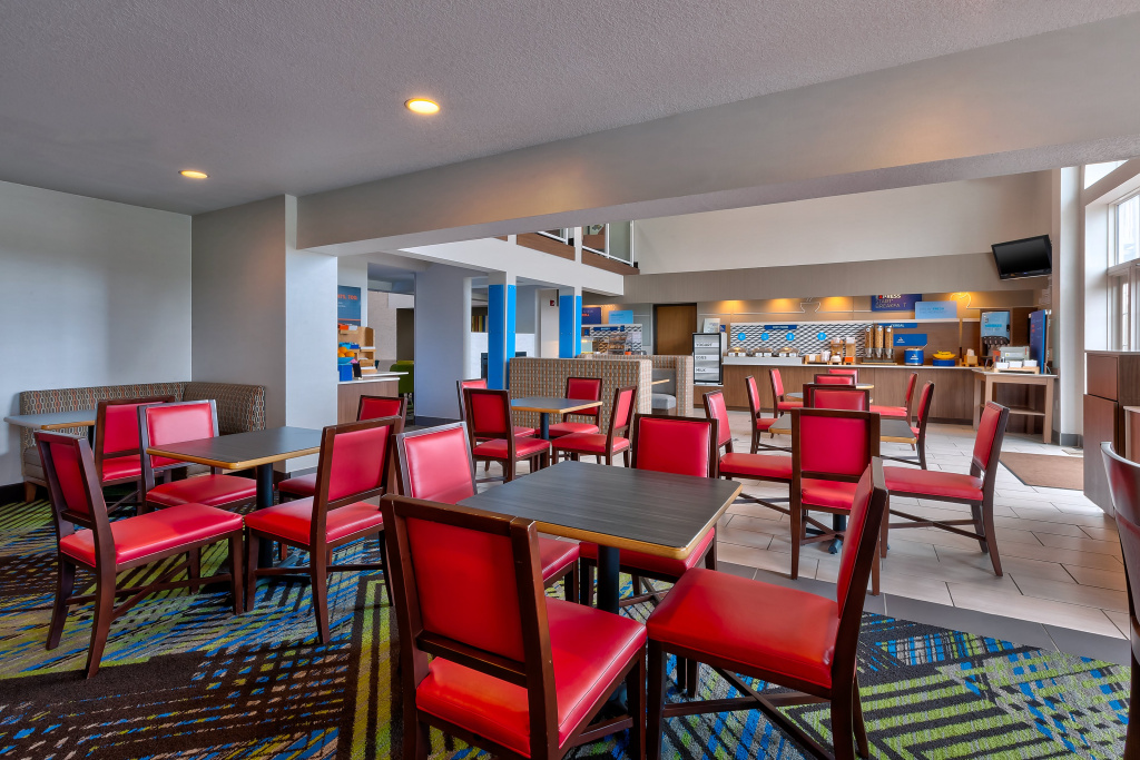 Holiday Inn Express & Suites Petoskey by IHG
