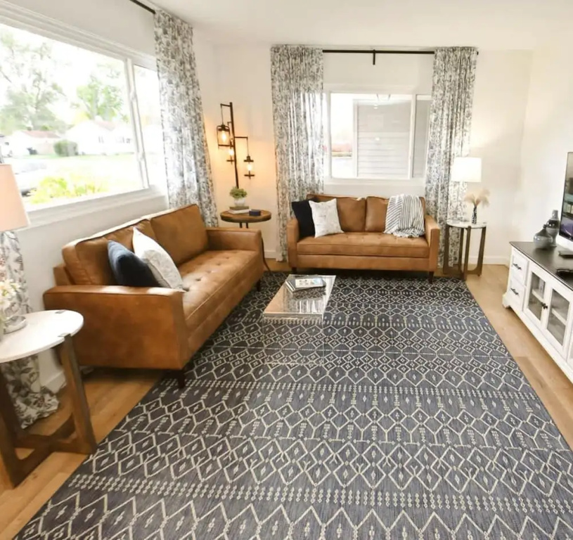 Modern 5 Bedroom Home Sleeps up to 12 15 min Walk to ND 2329