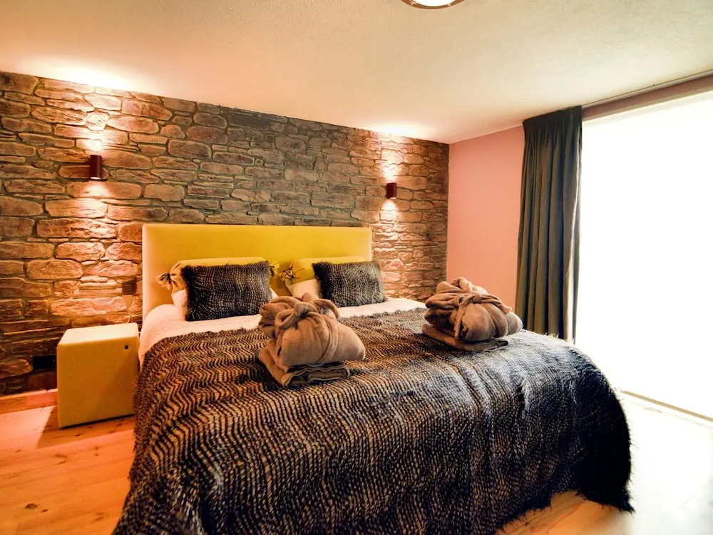 Luxurious Villa with Sauna, Hot Tub, Recreation Room, Large Enclosed Garden