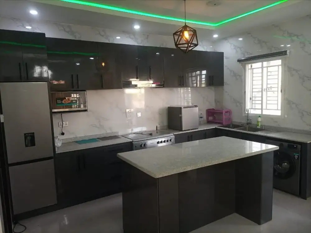 Shimawa-house-sleeps4-luxury&privacy-24/7 Security