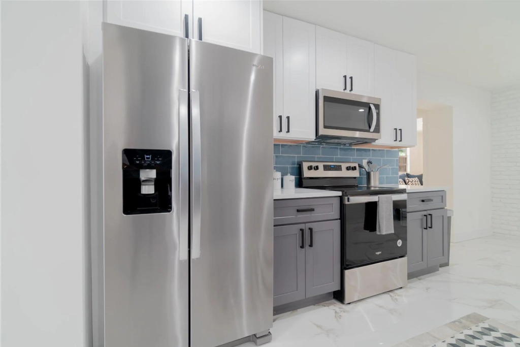 Beautiful Luxury Open Concept 5 Bedroom 3 Bathroom Modern Home