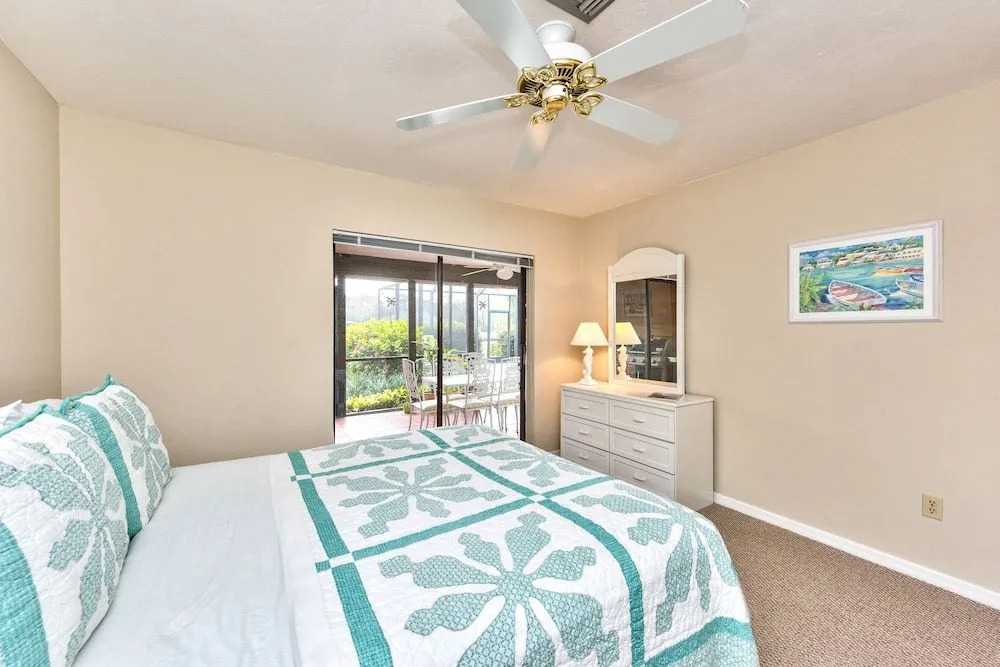 Rovigo Vacation Rental: Spacious Retreat with Panoramic Lake Views in Kings Lake. 4-BR, 4-Bathroom Home with Private Pool, just 3.4 Miles from the Vibrant Fifth Avenue South and Naples Attractions