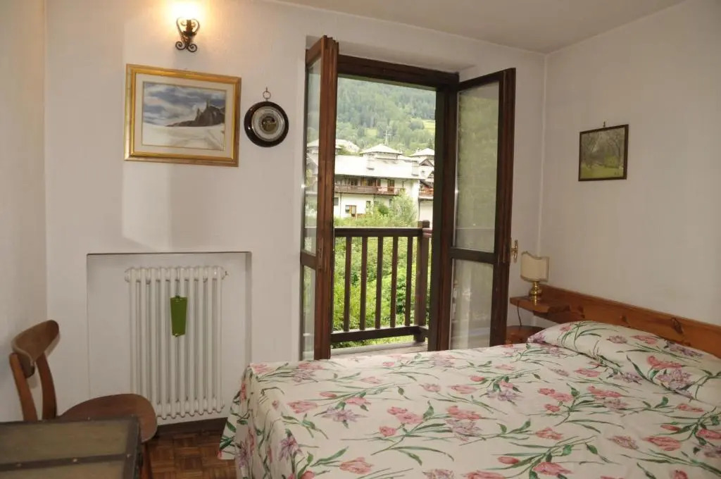ALTIDO Rustic Apt for 4 with Parking Nearby Ski Lifts