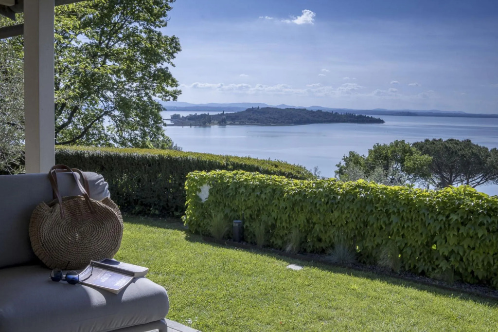 Bianca la Luna boasts a spectacular panoramic view of Lake Trasimeno, elegant interiors with light c-Bianca la Luna
