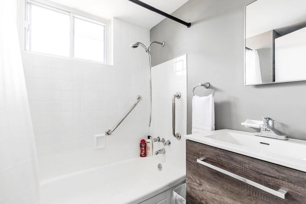 Stunning 2BR - King Bed Apt - Prime Location