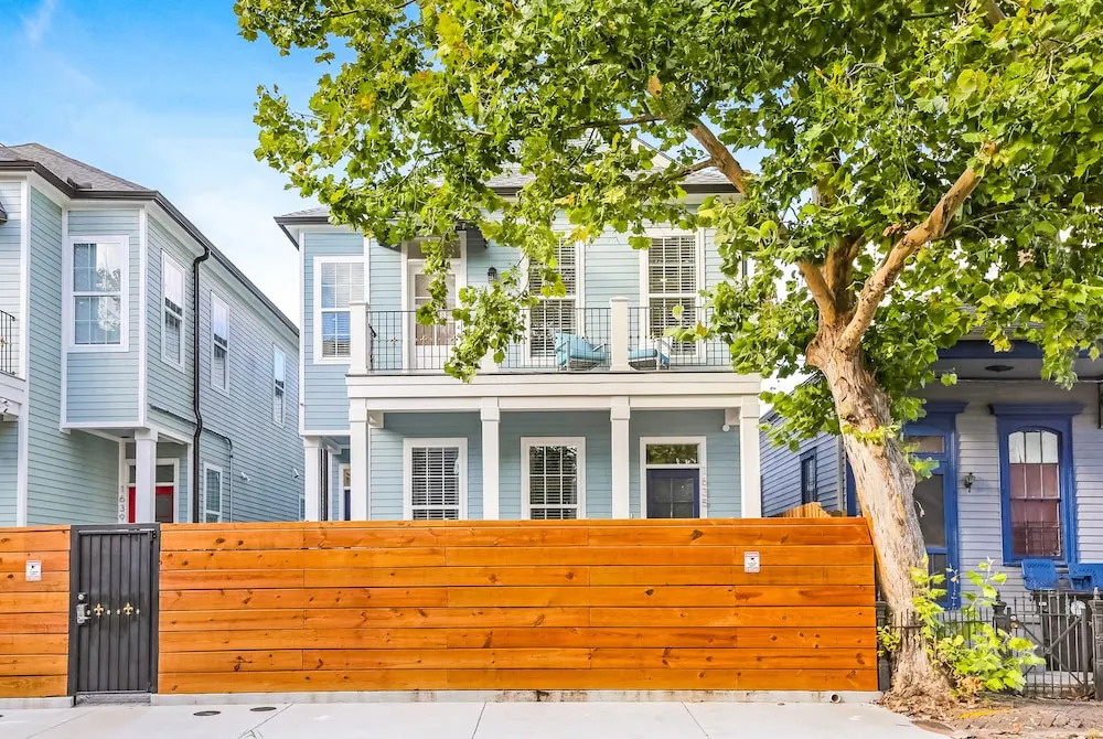 Spacious 5 BR Retreat with Pool - Near It All