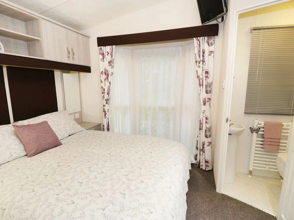 The Hollies Lodge