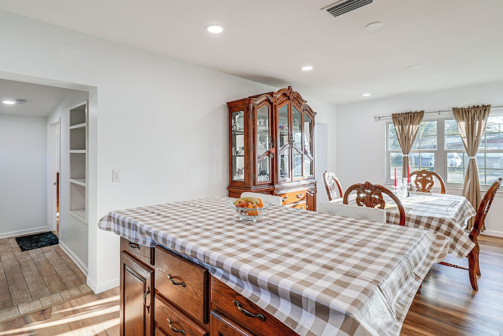 5 Mi to Dtwn Panama City! Family Haven w/ Patio
