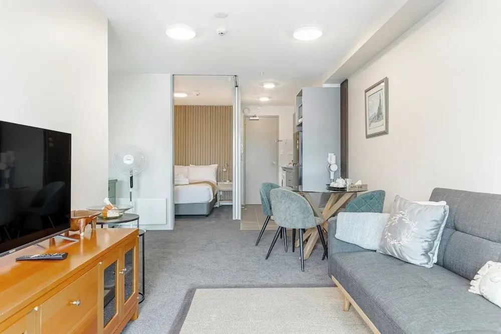 Zodiak Stays: Cozy CBD 2BR Near Top Dining Spots
